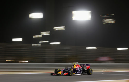 Daniil Kvyat rodando bajo los focos de Baréin