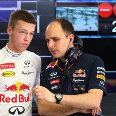 Daniil Kvyat hablando con uno de sus ingenieros