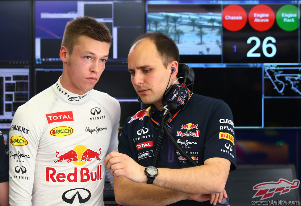 Daniil Kvyat hablando con uno de sus ingenieros