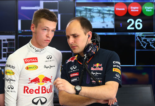 Daniil Kvyat hablando con uno de sus ingenieros