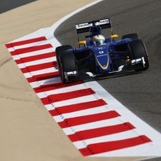 Marcus Ericsson subiendose a los pianos de Baréin