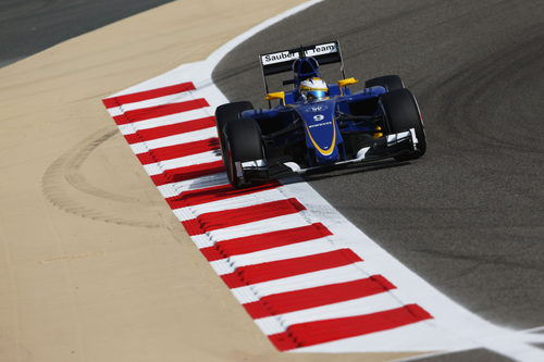 Marcus Ericsson subiendose a los pianos de Baréin