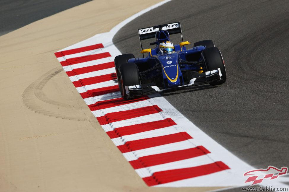 Marcus Ericsson subiendose a los pianos de Baréin