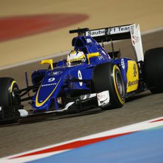 Marcus Ericsson rodando en la noche de Baréin