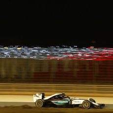 El circuito de Baréin se vale de mies de bombillas para iluminar el circuito