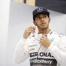 Lewis Hamilton instó al equipo a trabajar para mejorar respecto a los Ferrari