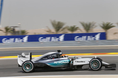 Los Mercedes usaron la primera sesión de entrenamientos libres para hacer pruebas
