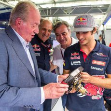 El rey Juan Carlos se interesó por el volante del Toro Rosso
