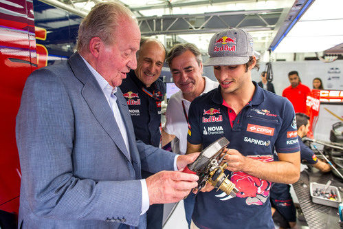 El rey Juan Carlos se interesó por el volante del Toro Rosso