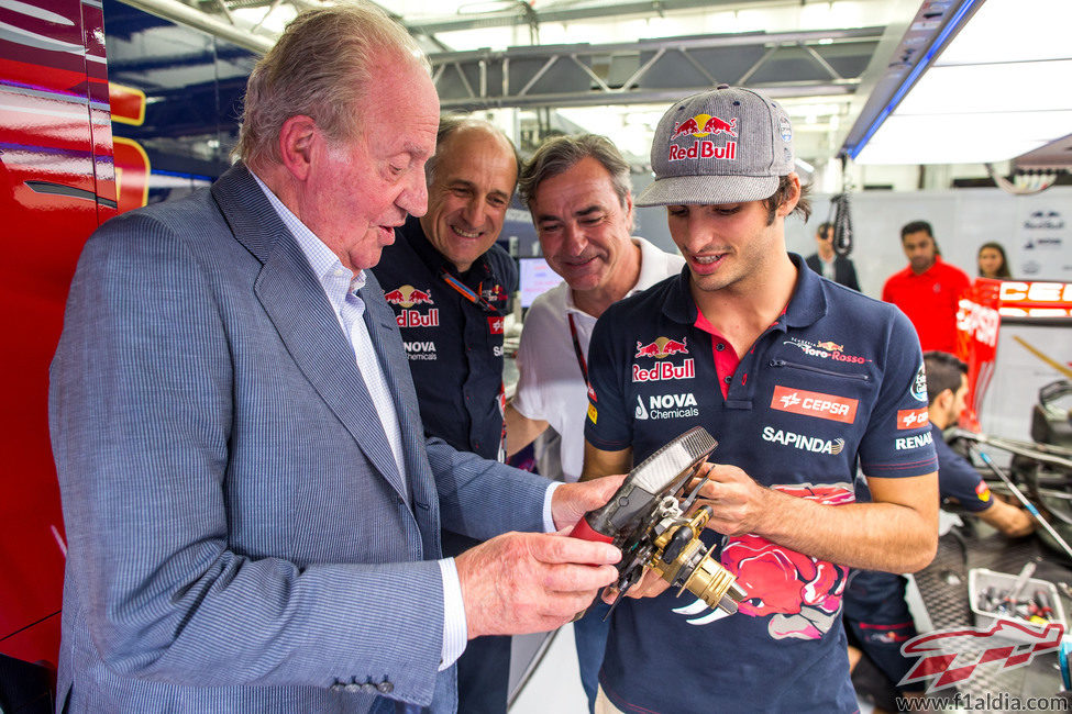 El rey Juan Carlos se interesó por el volante del Toro Rosso