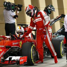 Kimi Räikkönen felicita a Sebastian Vettel tras la clasificación