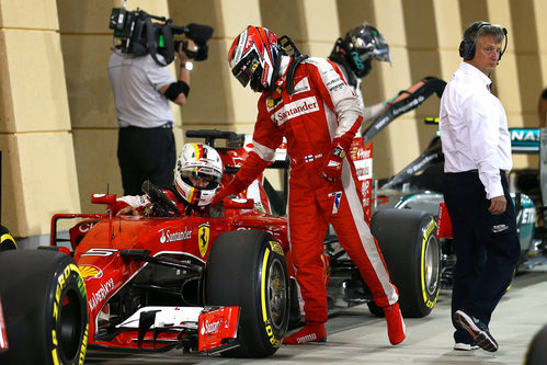 Kimi Räikkönen felicita a Sebastian Vettel tras la clasificación