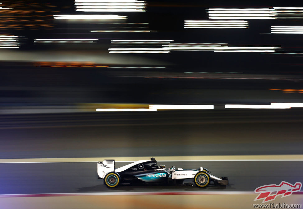 Imparable Lewis Hamilton en Baréin: pole sin discusión