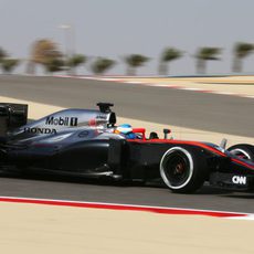 Fernando Alonso rodando con el fuerte viento de Sakhir