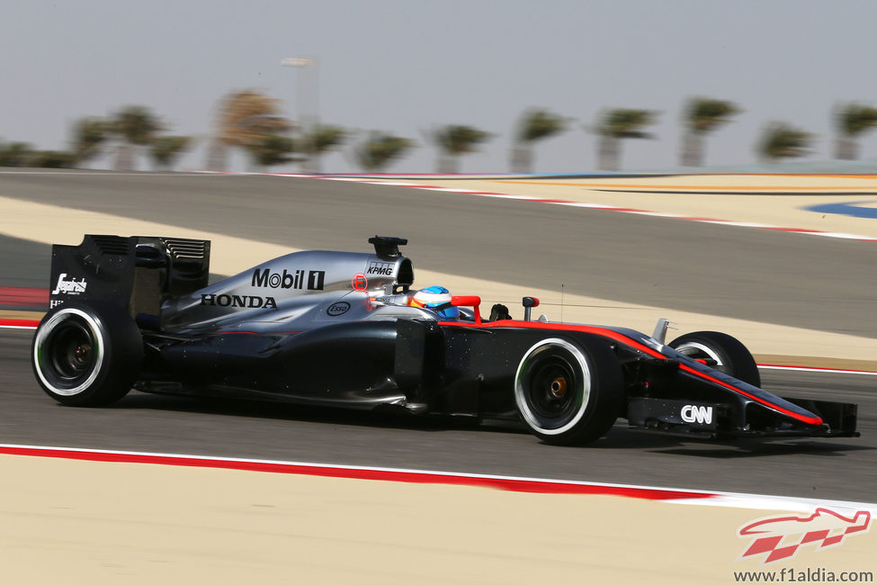 Fernando Alonso rodando con el fuerte viento de Sakhir