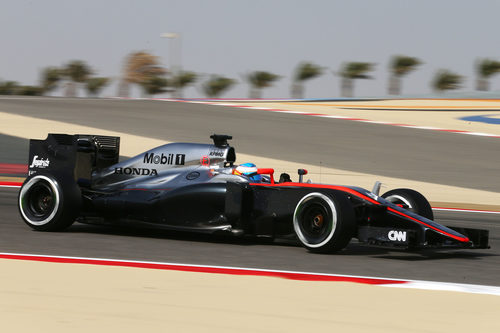 Fernando Alonso rodando con el fuerte viento de Sakhir