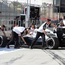 Jenson Button vuelve al garaje con problemas