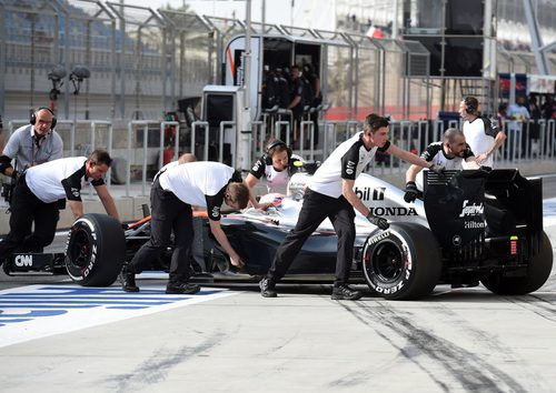 Jenson Button vuelve al garaje con problemas