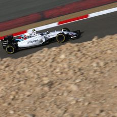 Valtteri Bottas rueda con su FW37