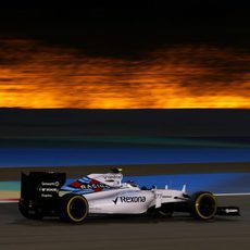 Valtteri Bottas exprime los neumáticos blandos bajo los focos de Sakhir