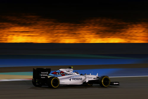 Valtteri Bottas exprime los neumáticos blandos bajo los focos de Sakhir