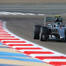 Nico Rosberg rueda con el DRS activados