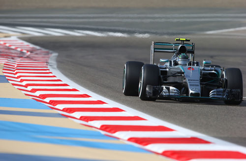 Nico Rosberg rueda con el DRS activados