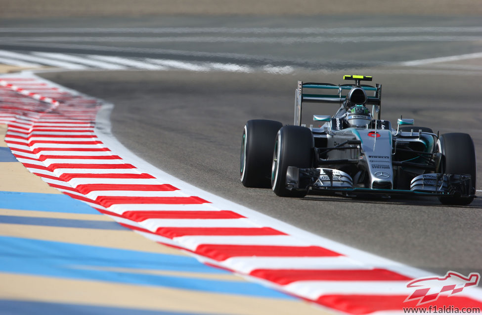 Nico Rosberg rueda con el DRS activados