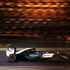 Nico Rosberg se desdibuja en la noche de Sakhir