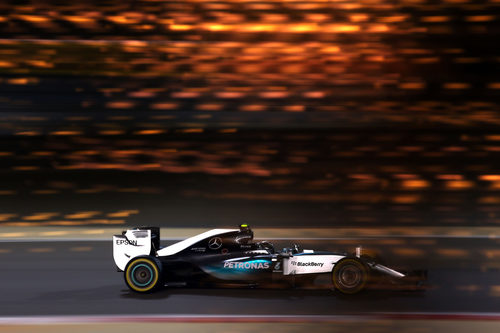 Nico Rosberg se desdibuja en la noche de Sakhir