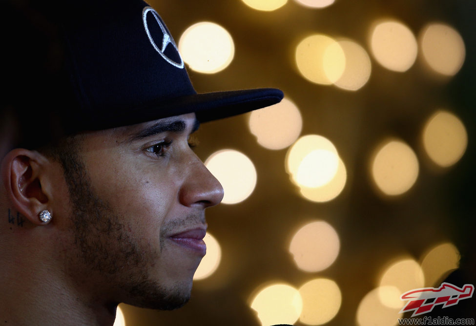 Lewis Hamilton satisfecho con la 'pole' del GP de Baréin 2015