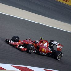El Ferrari de Räikkönen echa chispas