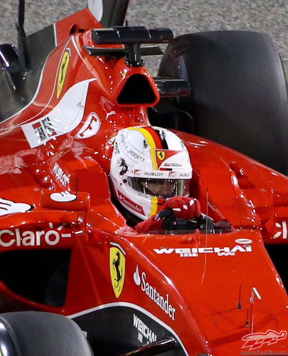 Sebastian Vettel se concentra para dar una vuelta rápida