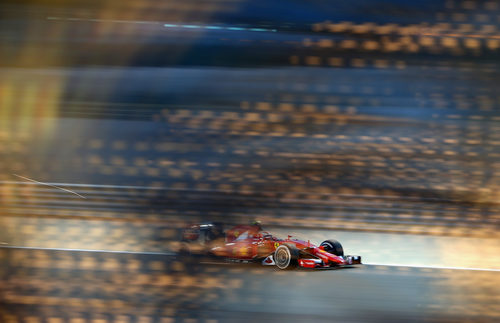 Kimi Räikkönen rueda con neumáticos medios