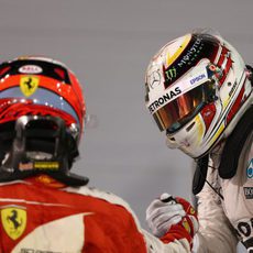 Kimi Räikkönen y Lewis Hamilton se saludan tras la carrera