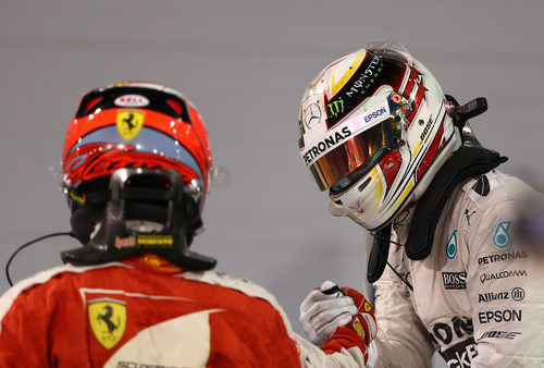Kimi Räikkönen y Lewis Hamilton se saludan tras la carrera