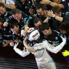 Lewis Hamilton se abraza a su equipo tras ganar en Baréin