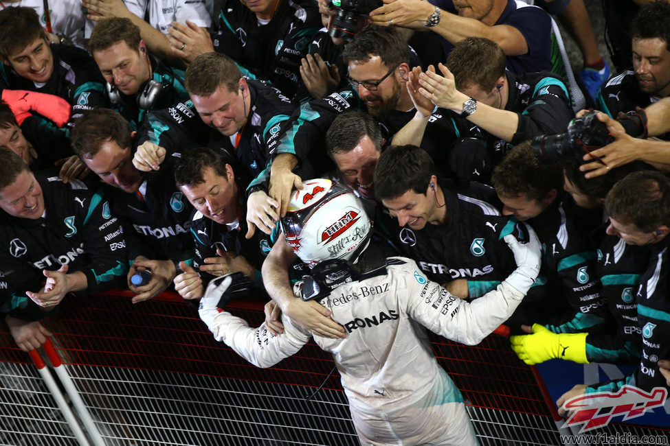 Lewis Hamilton se abraza a su equipo tras ganar en Baréin