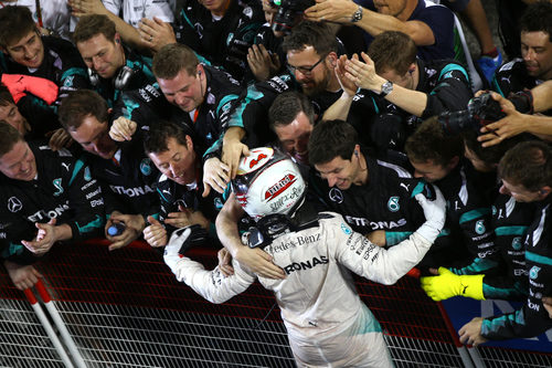 Lewis Hamilton se abraza a su equipo tras ganar en Baréin