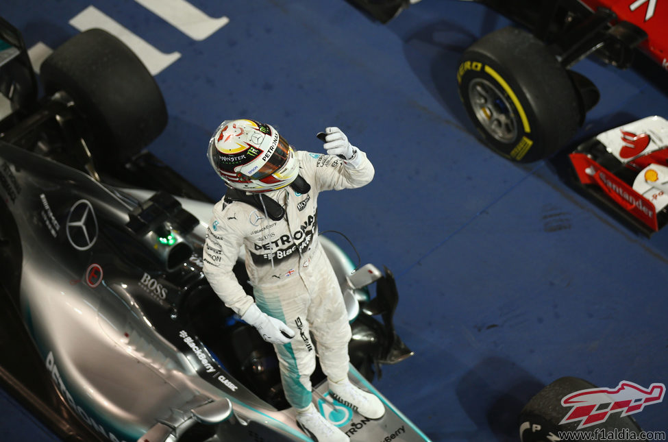 El hombre y la máquina: Hamilton sobre su W06, celebra la victoria