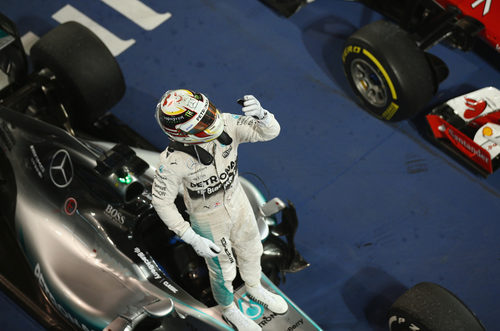 El hombre y la máquina: Hamilton sobre su W06, celebra la victoria