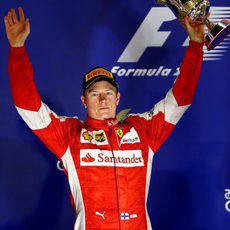 Kimi Räikkönen saluda al público desde el segundo escalón del podio