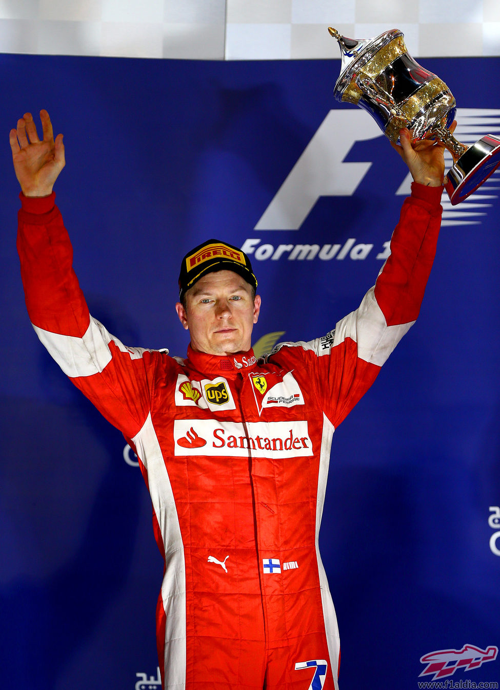 Kimi Räikkönen saluda al público desde el segundo escalón del podio