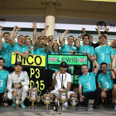 El equipo Mercedes celebra el resultado en Baréin