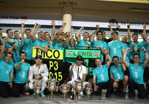 El equipo Mercedes celebra el resultado en Baréin