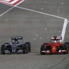 Nico Rosberg adelanta a Sebastian Vettel en la primera curva de Sakhir