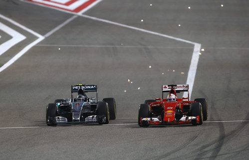 Nico Rosberg adelanta a Sebastian Vettel en la primera curva de Sakhir