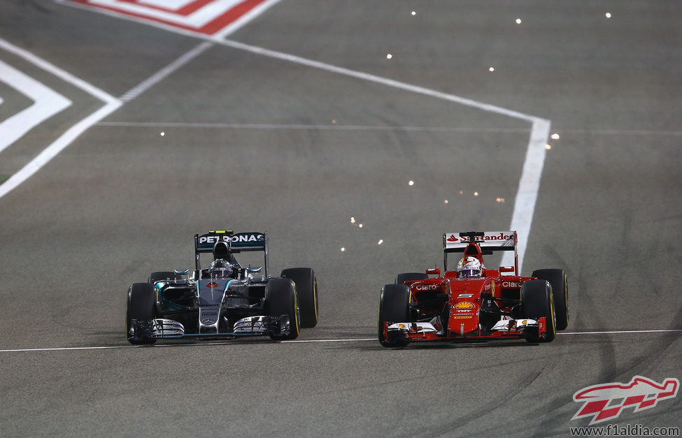 Nico Rosberg adelanta a Sebastian Vettel en la primera curva de Sakhir