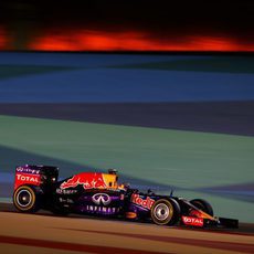 Daniel Ricciardo lidia con su RB11