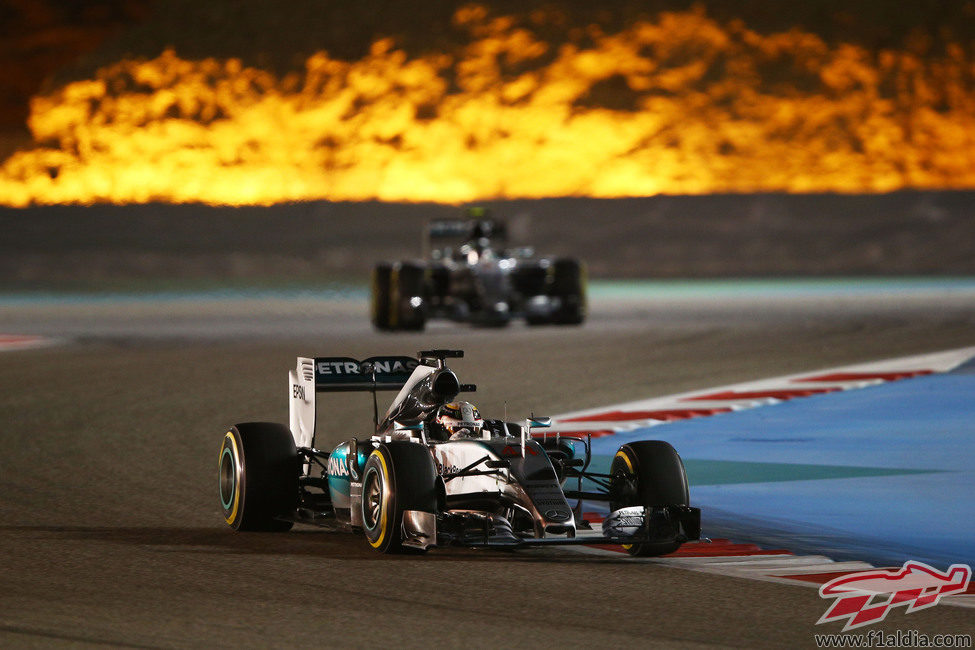 Lewis Hamilton comanda la carrera